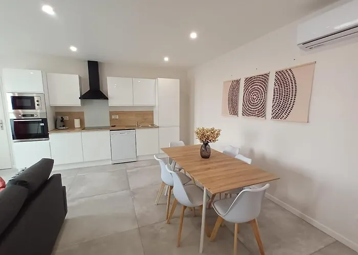 Comfortable 2 Bedroom Close To Jonzac Apartmán